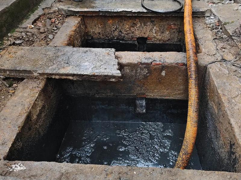 砖墙镇清理化粪池